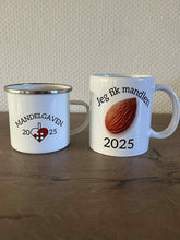 Indlæs billede til gallerivisning Mandelgave krus 2025
